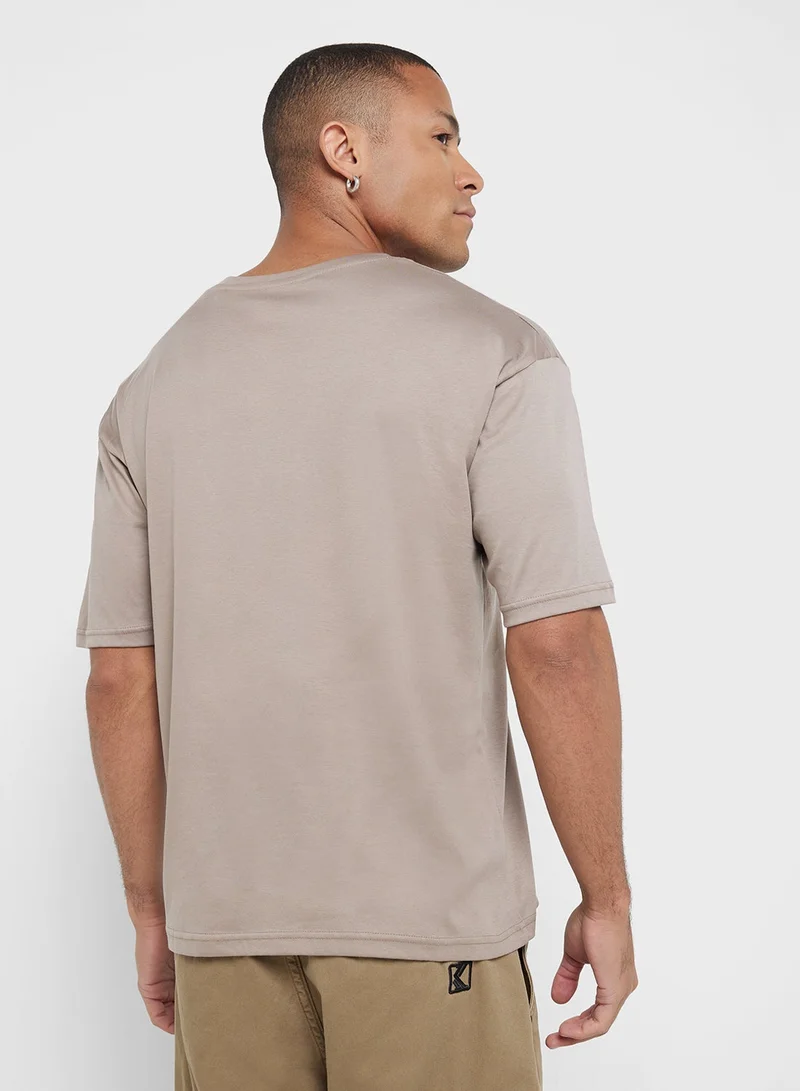 سفنتي فايف تيشيرت بطباعة جرافيك كبير الحجم